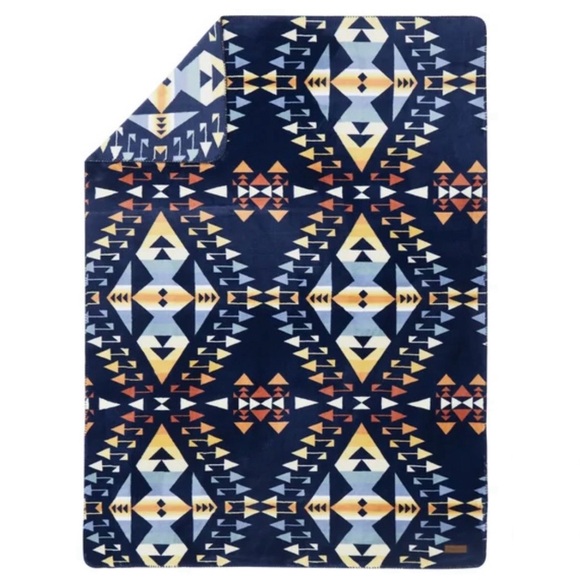 Pendleton Plush Throw 50" x 70" - Picture 3 of 5